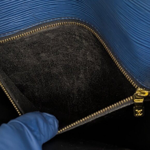 Louis Vuitton Epi Saint Cloud GM Purse - Picture 17 of 17